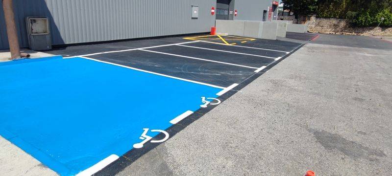Place de parking handicapée bleue a Marseille 