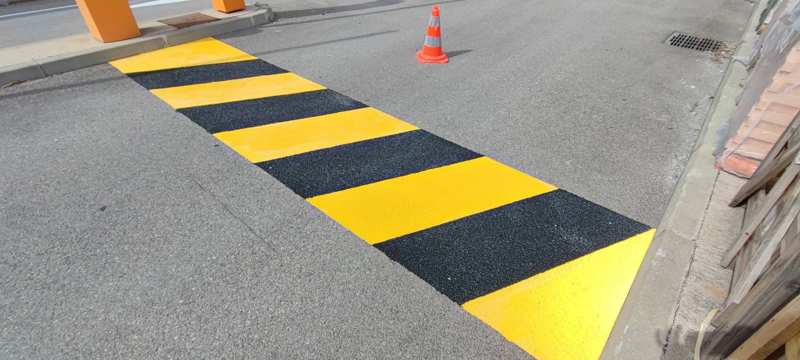 Zebra en peinture noire et jaune pour portails automatiques dans les Bouches du Rhône 