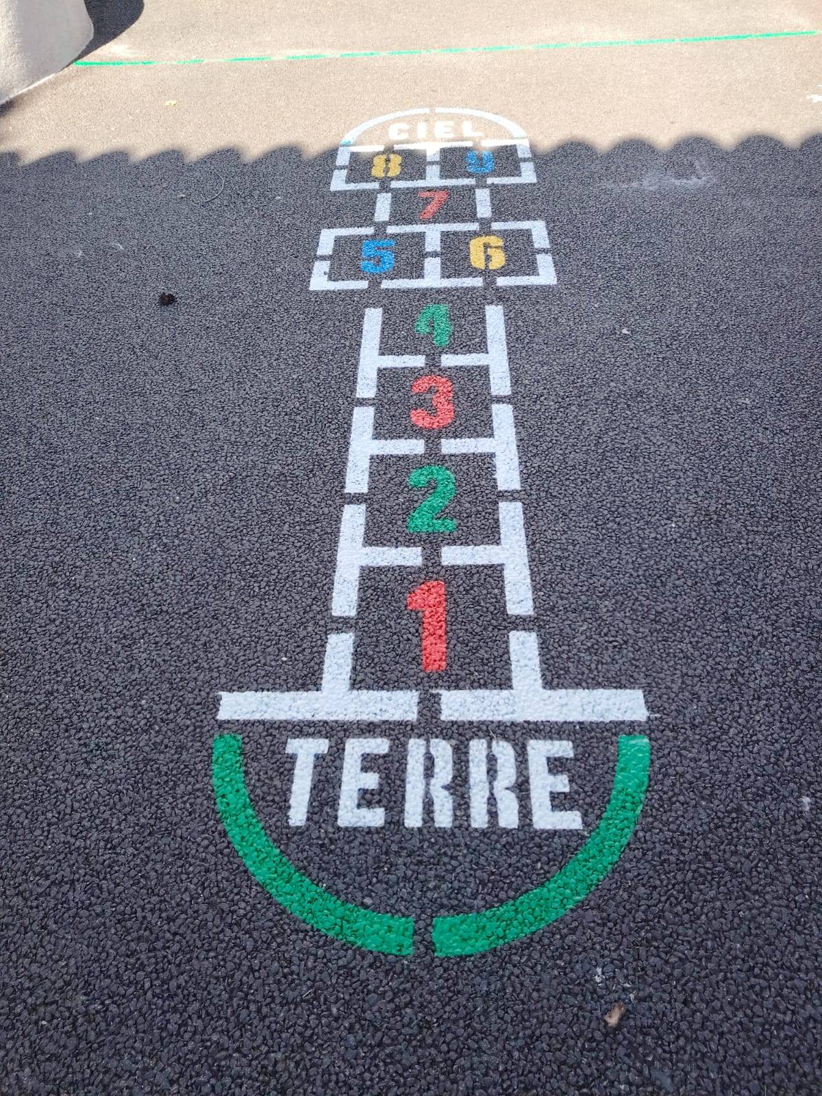 Marquage en peinture pour des jeux d'école a Marseille