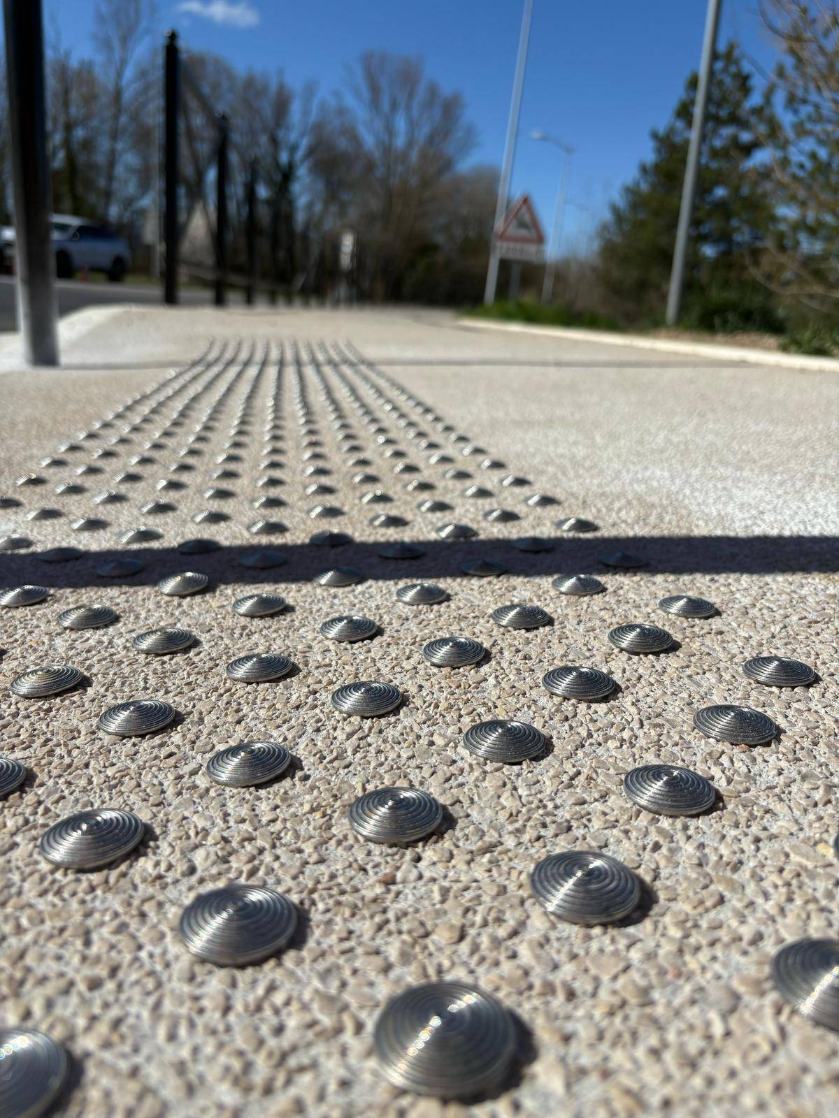 Pose de clous en inox striés pour bandes podotactiles dans les Bouches du Rhône