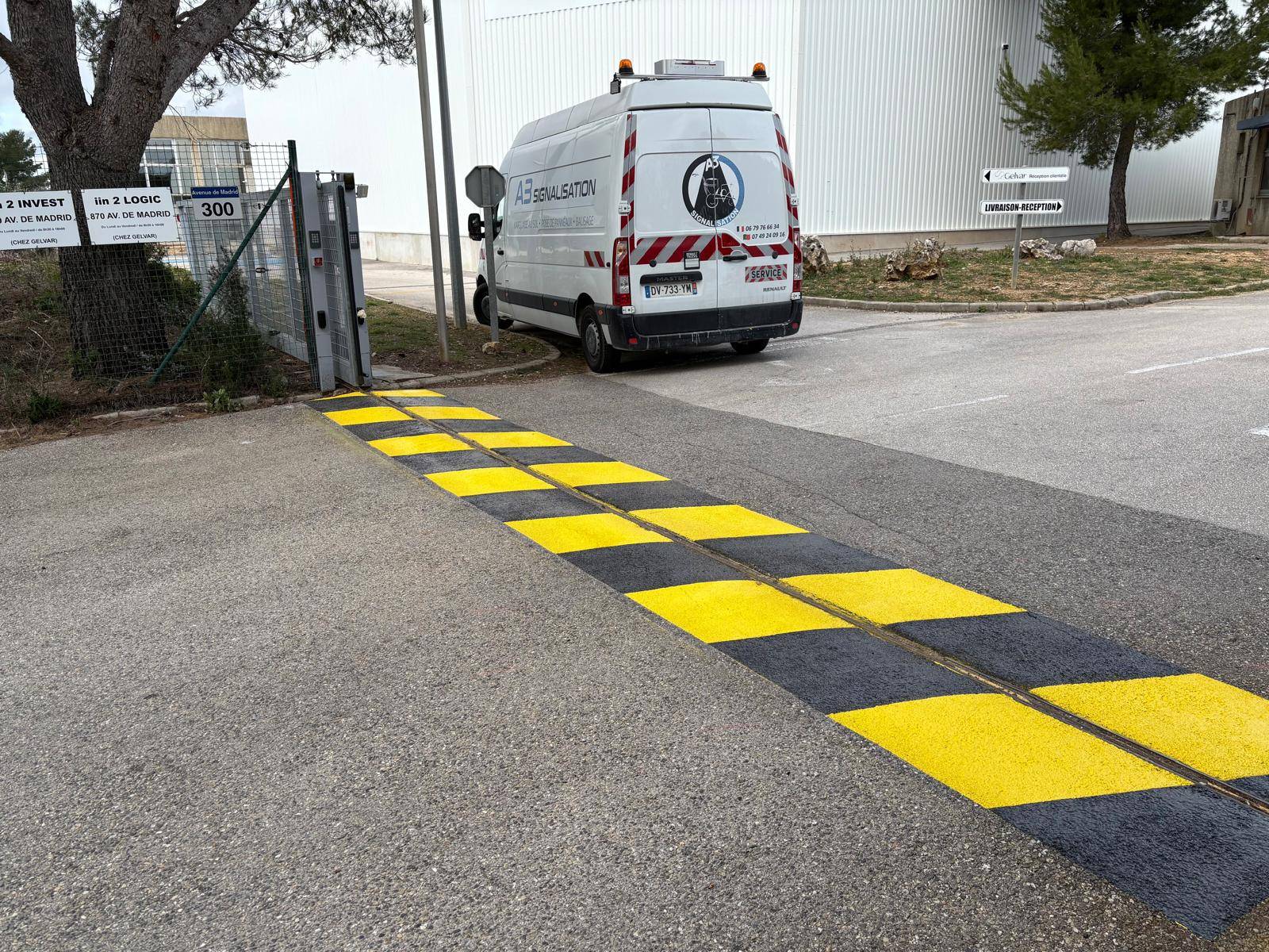 Zebra de portail automatique en peinture routière jaune et noir dans le Var