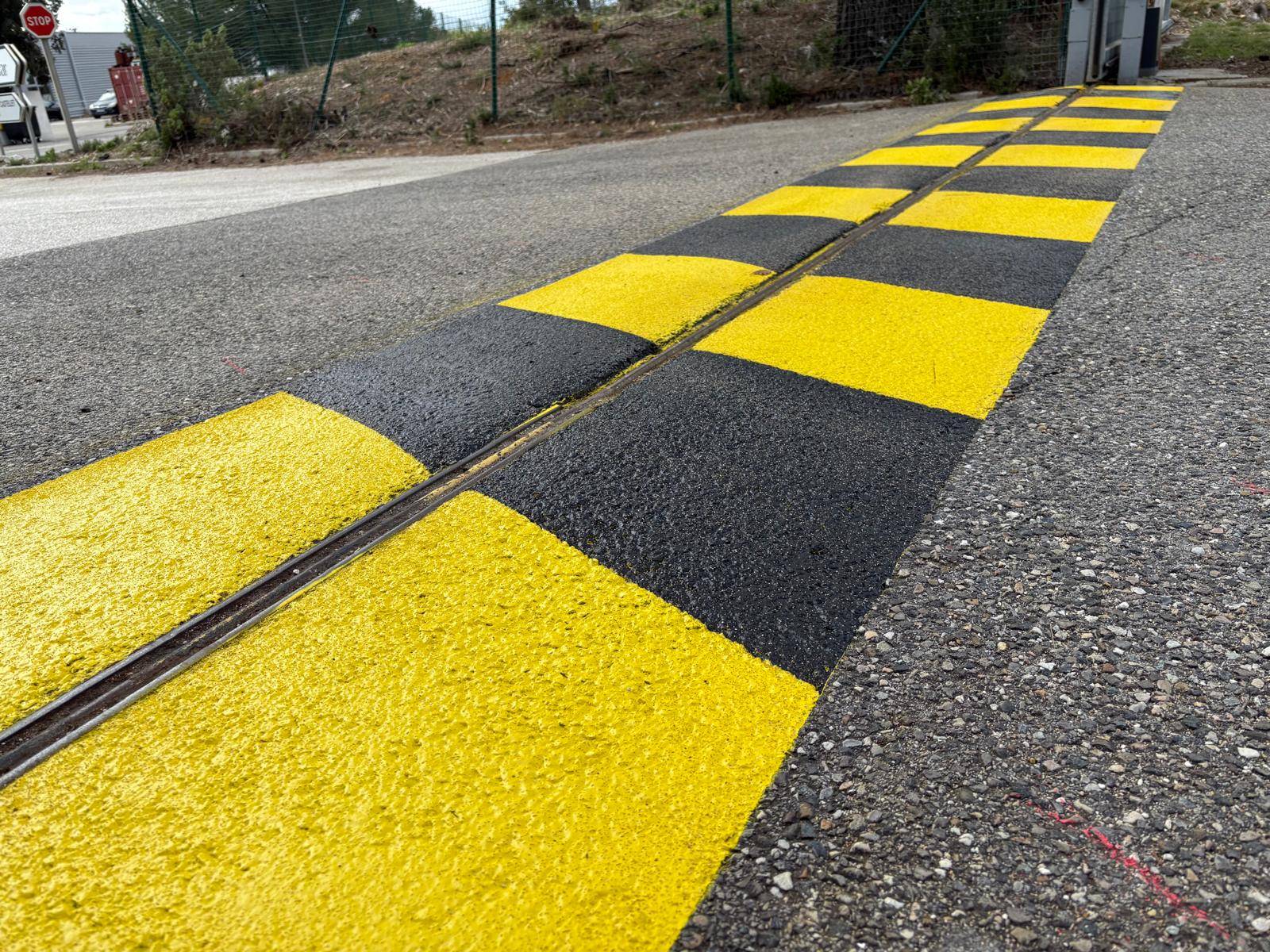 Zebra de portail automatique en peinture routière jaune et noir dans le Var