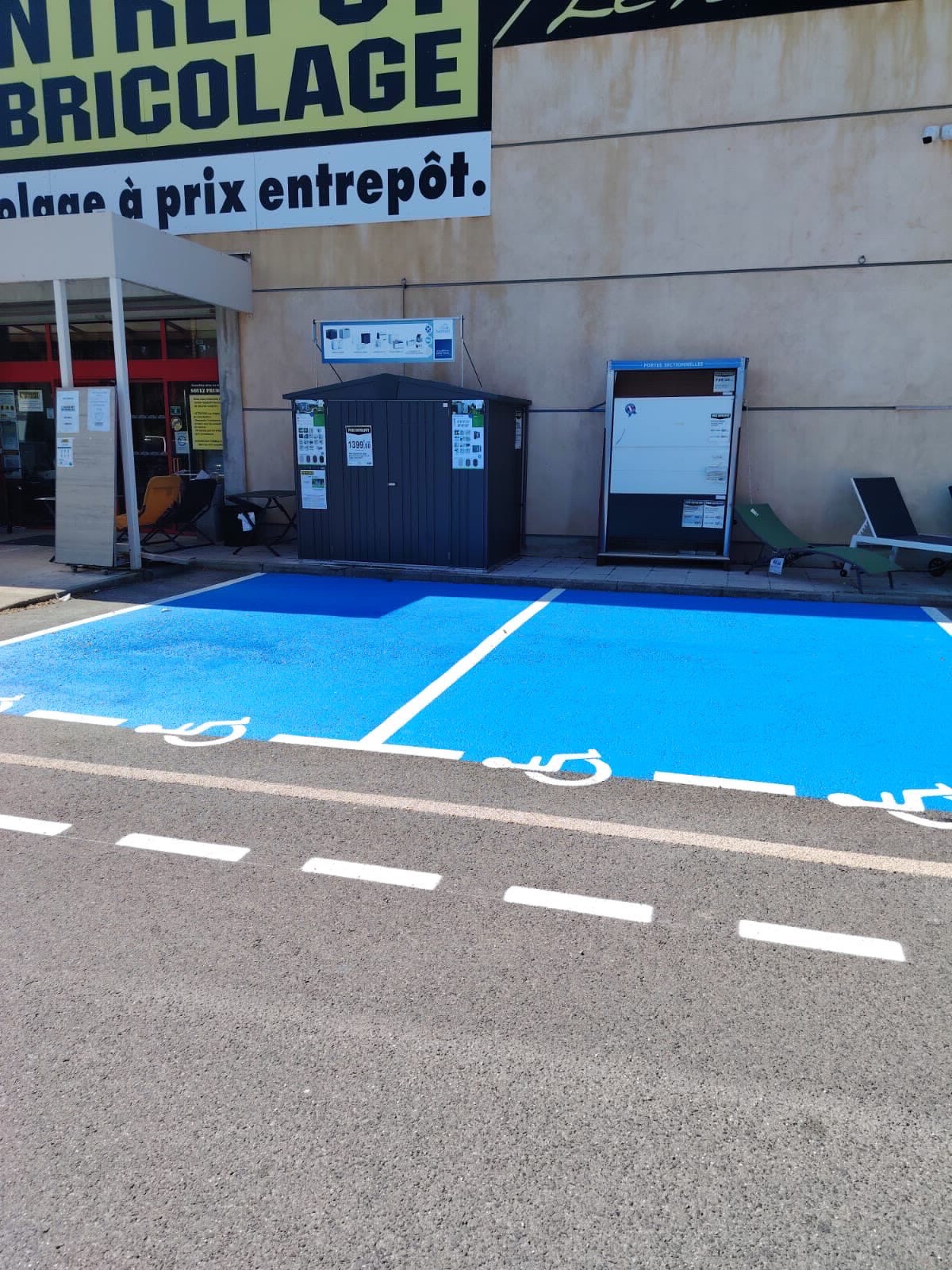 Places recharge électrique tracées au sol près Marseille