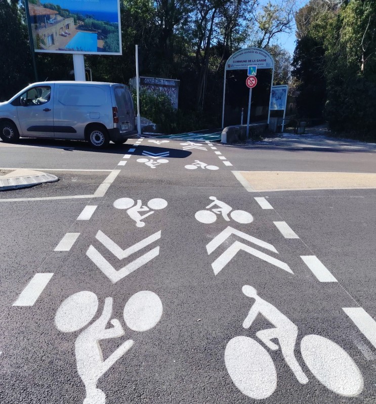 Création d'une piste cyclable avec les pictogrammes de signalisation pour traversée de chaussée et sens de circulation à La Garde dans le Var
