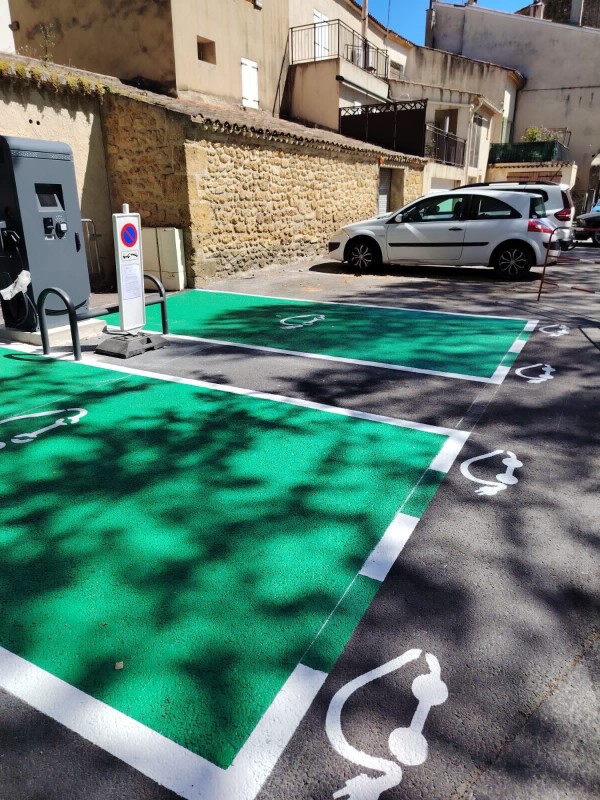 Marquage au sol parking véhicules électriques Marseille