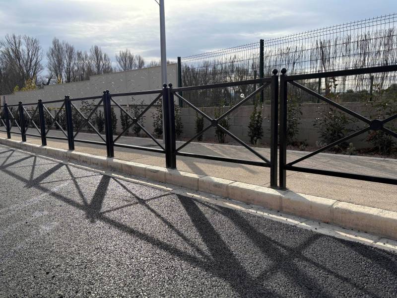 Mobilier urbain et barrières de ville près de Marseille 