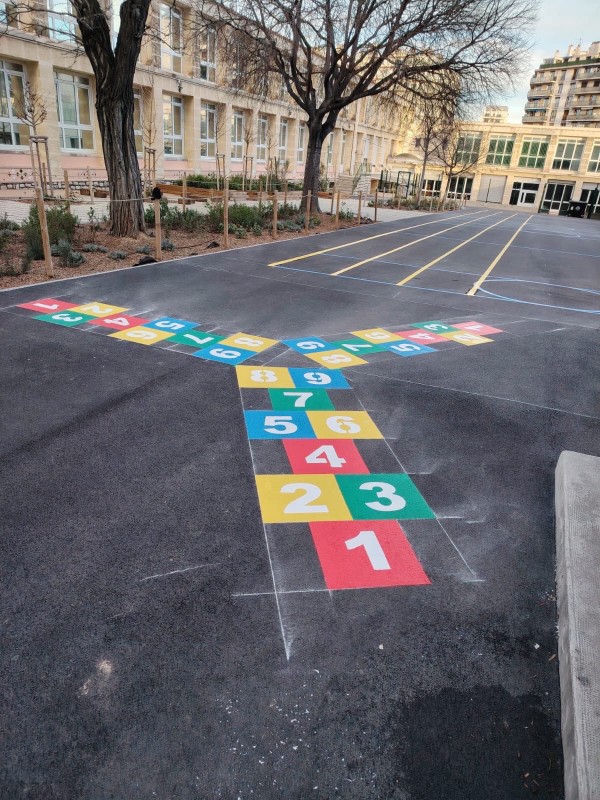 Marquage au sol ludique cour école Bouches-du-Rhône